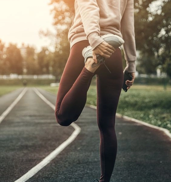 فتاة تمارس الرياضة في الصباح&nbsp;