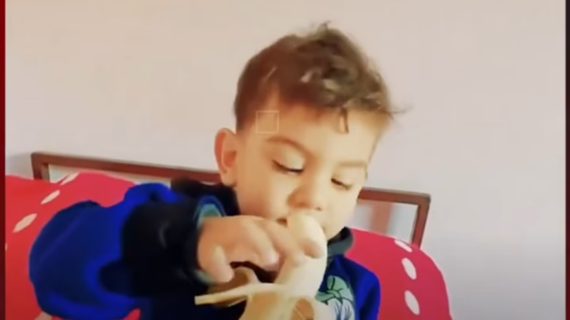 طفل لأول مرة يتذوق الموز