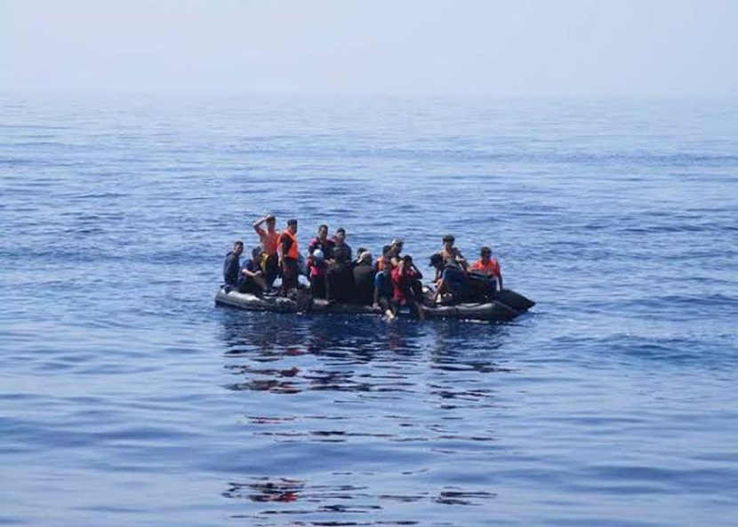 حرّاڤة من شمال إفريقيا يعبرون البحر الأبيض المتوسّط نحو الضّفّة الأخرى.