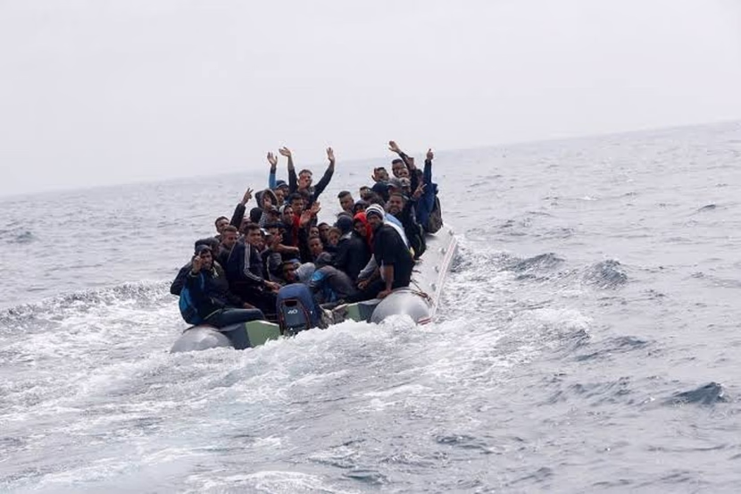 حرّاڤة من شمال إفريقيا يعبرون البحر الأبيض المتوسّط نحو الضّفّة الأخرى.