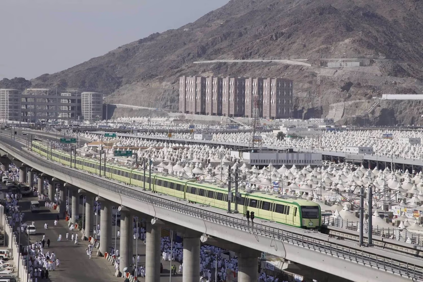 أقدام على الأرض، وقلب في السماء: رحلتي إلى بيت الله مع أمّي