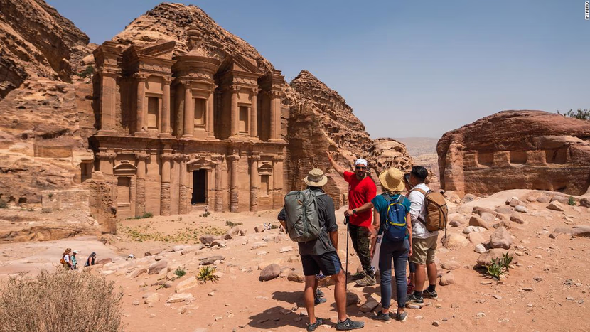 السَّفَرُ: رِحْلَةُ اكْتِشَافٍ بَيْنَ التَّجْرِبَةِ وَالتَّأْثِيرِ