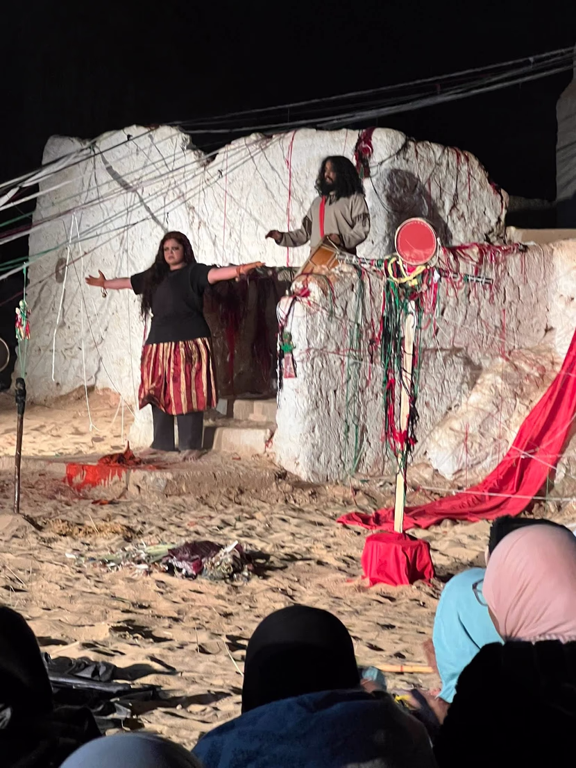 هل يمكن للمسرح كشف حقيقة الوحش ام ان الشعوب ما زالت تصنع قرابينها بوعيها؟ قراءة نقدية حول عرض قمرة حمرة