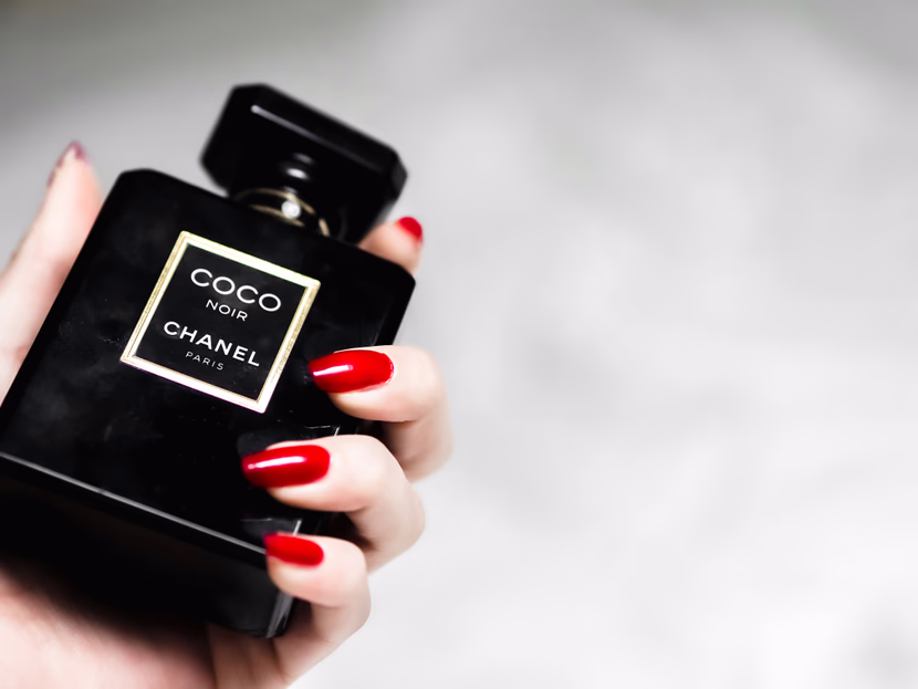 كيفية اختيار العطر المناسب: دليل شامل لعشاق الروائح