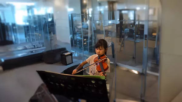 تعلم الموسيقى المجاني في العلاقات 