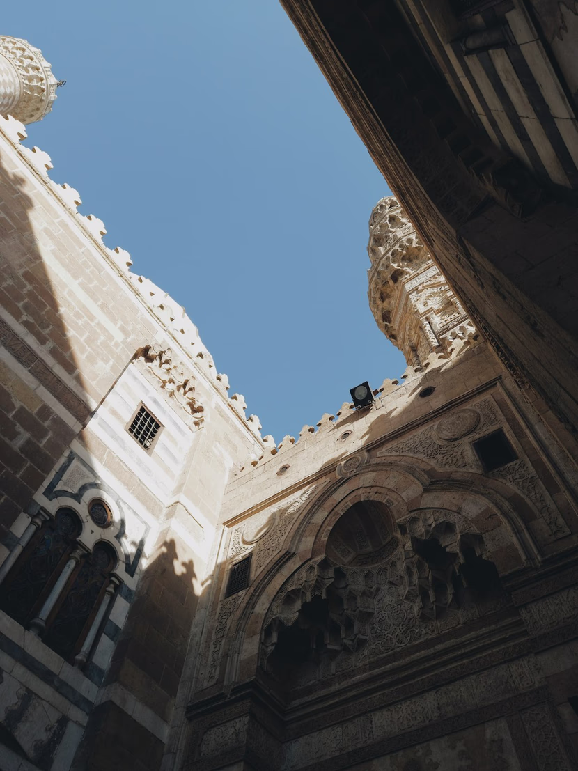 الجامع الأزهر 🕌: حين يجتمع التاريخ ⏳ والحضارة 🌍 في مكان واحد ✨