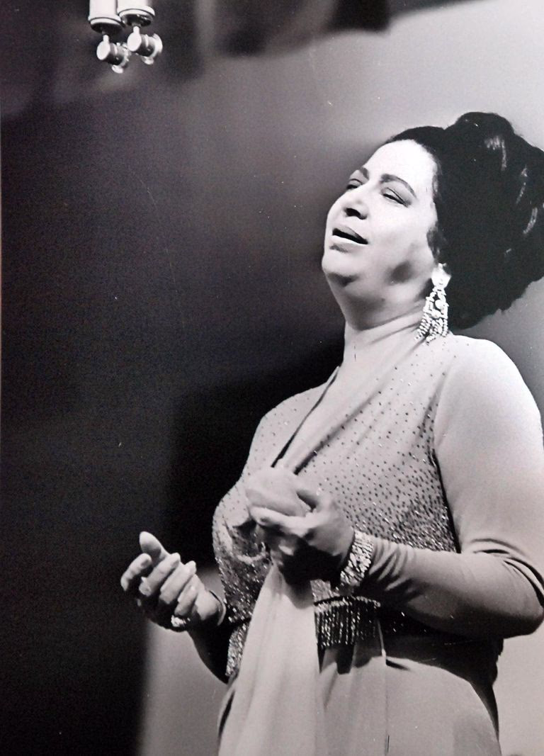 كوكب الشرق أم كلثوم: سيرة وأسرار وأعماق الفنانة اللي ملكت قلوب العرب