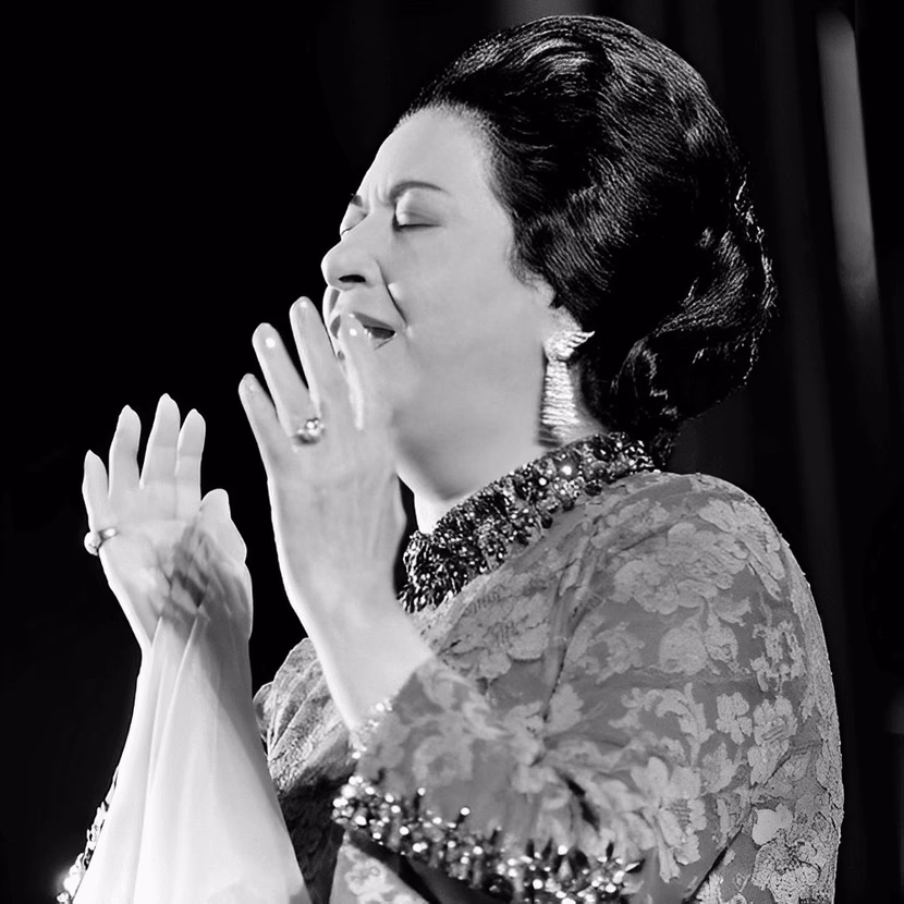 كوكب الشرق أم كلثوم: سيرة وأسرار وأعماق الفنانة اللي ملكت قلوب العرب