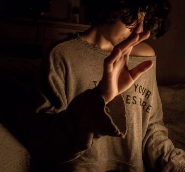 اضطراب الشخصية التجنبية متى تظهر الأعراض والأسباب وما هو العلاج