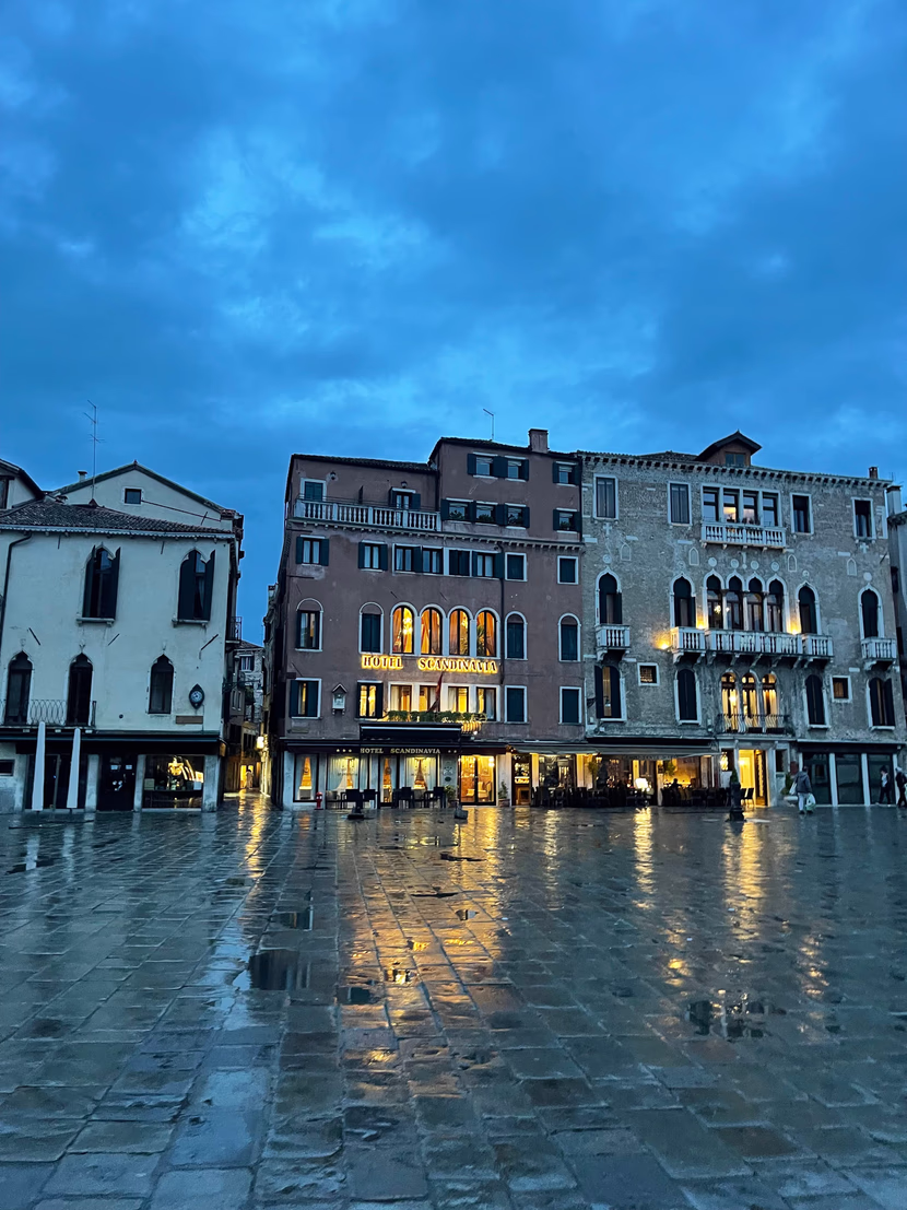 القراءة المكانية : أشياء يجب قراءتها فى البندقية "فن السفر بمفردك مع كتبك"