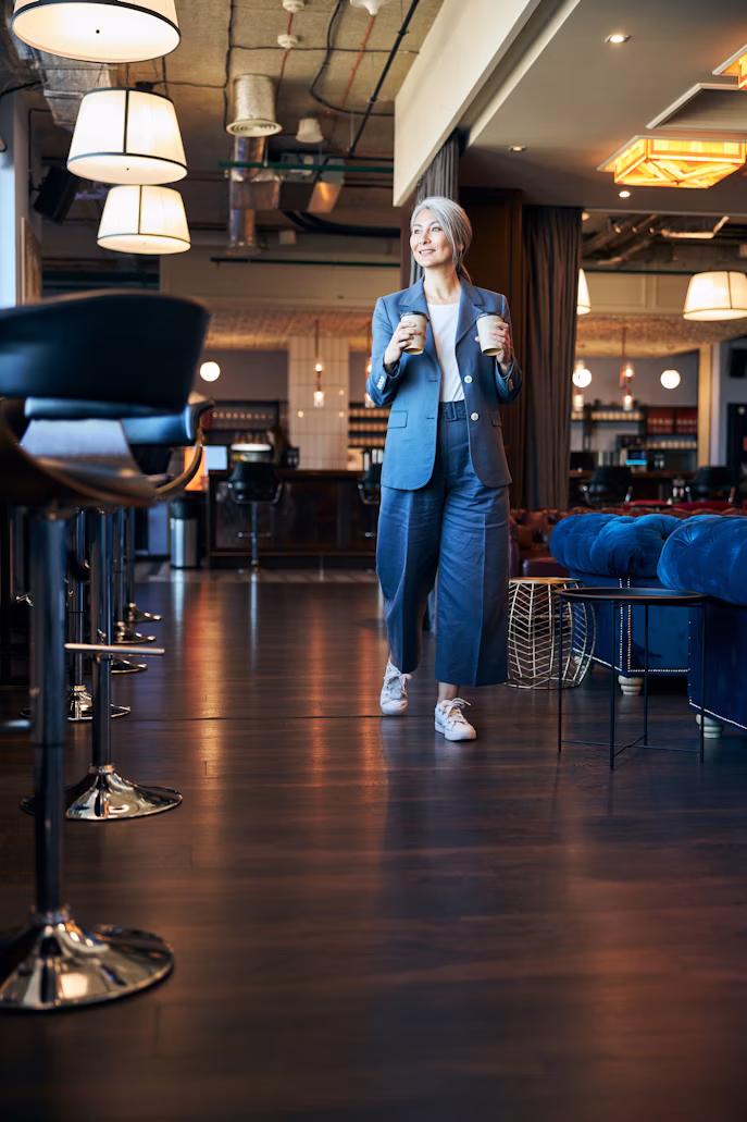 اللباس المهني النسائي… سر الثقة والأناقة في بيئة العمل