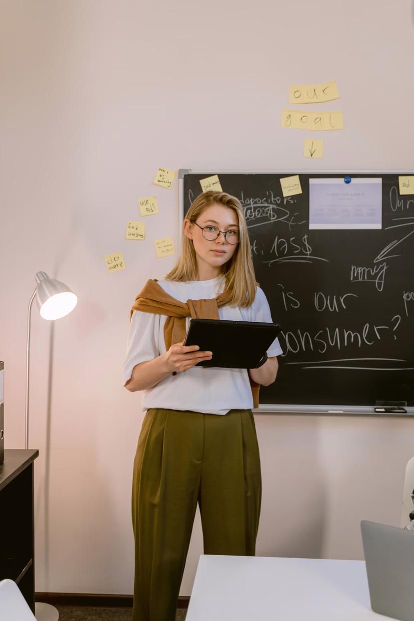 اللباس المهني النسائي… سر الثقة والأناقة في بيئة العمل