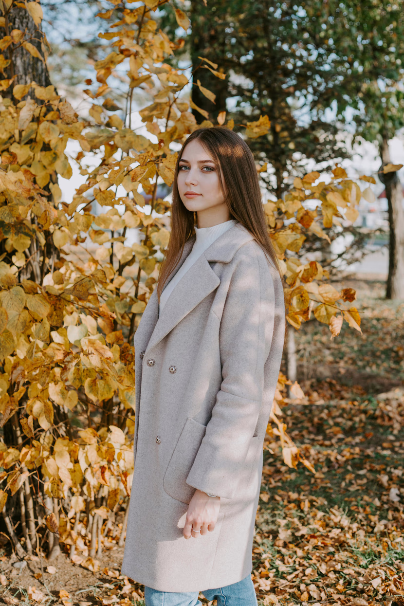 أناقة الشتاء: حين تتحوّل ملابس المرأة إلى لغة دفء وجمال