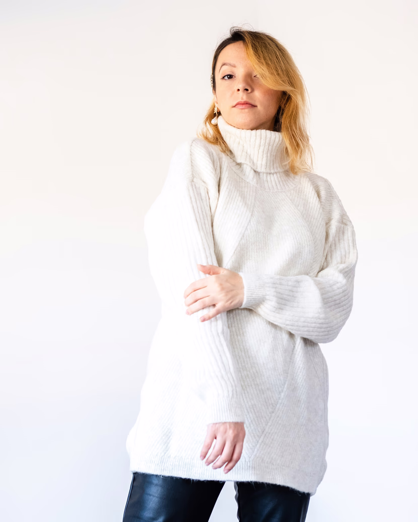 أناقة الشتاء: حين تتحوّل ملابس المرأة إلى لغة دفء وجمال