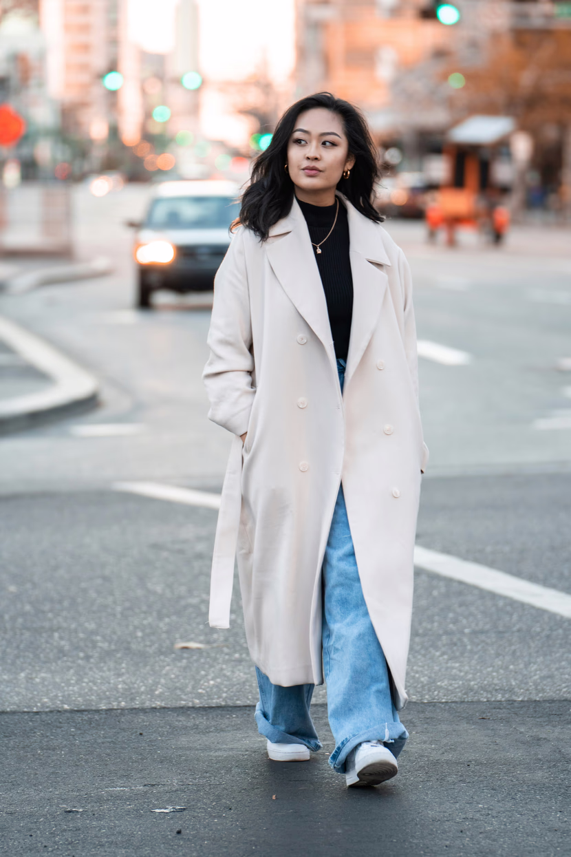 أناقة الشتاء: حين تتحوّل ملابس المرأة إلى لغة دفء وجمال