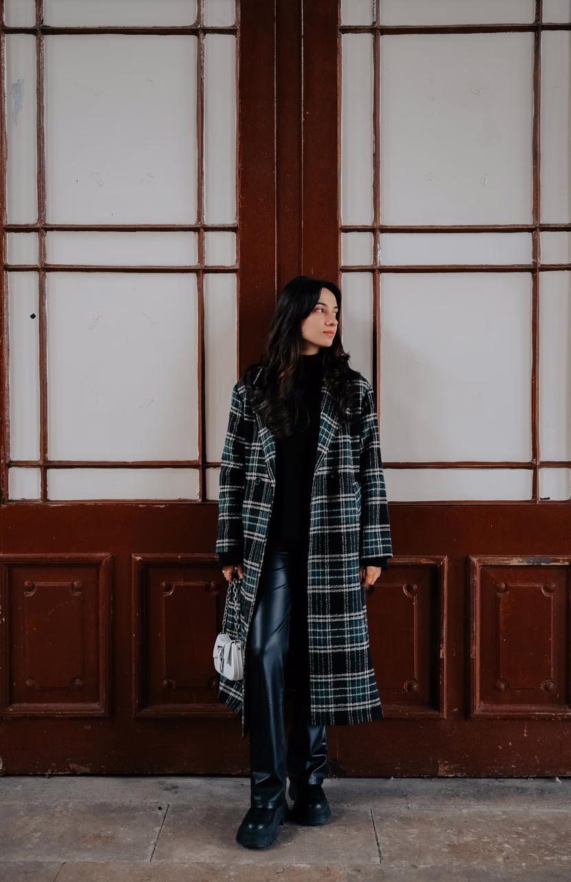 أناقة الشتاء: حين تتحوّل ملابس المرأة إلى لغة دفء وجمال