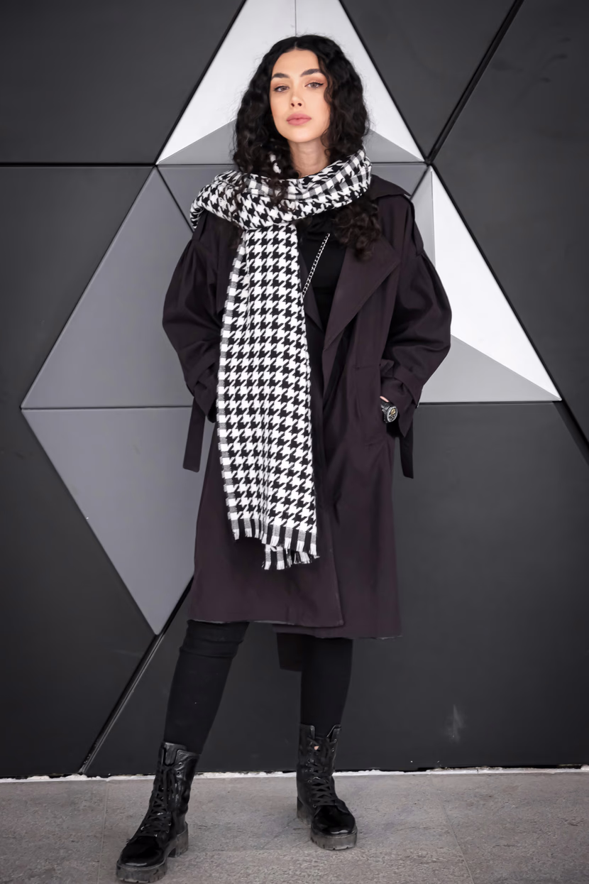 أناقة الشتاء: حين تتحوّل ملابس المرأة إلى لغة دفء وجمال