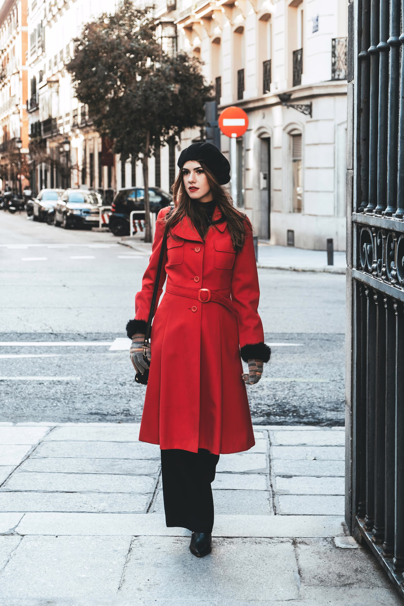 أناقة الشتاء: حين تتحوّل ملابس المرأة إلى لغة دفء وجمال